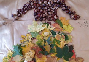 Pani jesień stworzona z darów jesieni: liści, kasztanów, jarzębiny.